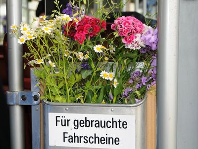 Blumen bei der Stadtrundfahrt durch München in einer Party Tram – © Heinz Taubmann - Weis(s)er Stadtvogel
