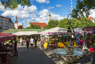 Kurzer Spaziergang über den Viktualienmarkt im Rahmen der Viktualienmarkt-Probiertour durch München – © Werner_Boehm - Tourismusamt München