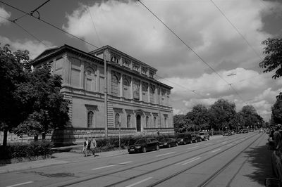 Verwaltungsgebäude bei der Stadtführung Nationalsozialismus in München – © Heinz Taubmann - Weis(s)er Stadtvogel