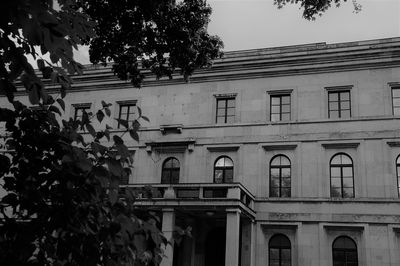 Verwaltungsgebäude bei der Stadtführung Nationalsozialismus in München – © Heinz Taubmann - Weis(s)er Stadtvogel