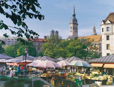 Der Viktualienmarkt in München mit dem Alten Peter im Hintergrund bei unserer Stadtführung – © L._Kaster - Tourismusamt München